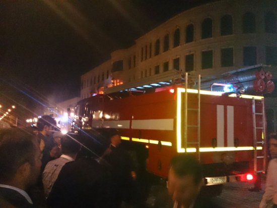«Karvan» Ticarət Mərkəzində yenidən güclü yanğın, 1 nəfər öldü, 5 nəfər xəsarət aldı