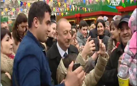 Prezident Fəvvarələr meydanında vətəndaşlarla bayramlaşdı