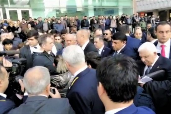 İlham Əliyev metronun qarşısında sakinlərlə görüşüb, problemlərini dinlədi 