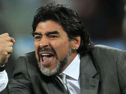 Maradona fanatını döydü (VİDEO)